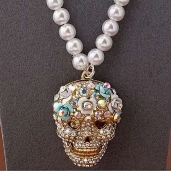 ☠️ Betsey Johnson stunning faux pearl & crystal sugar skull necklace ☠️ - Picture 5 of 6
